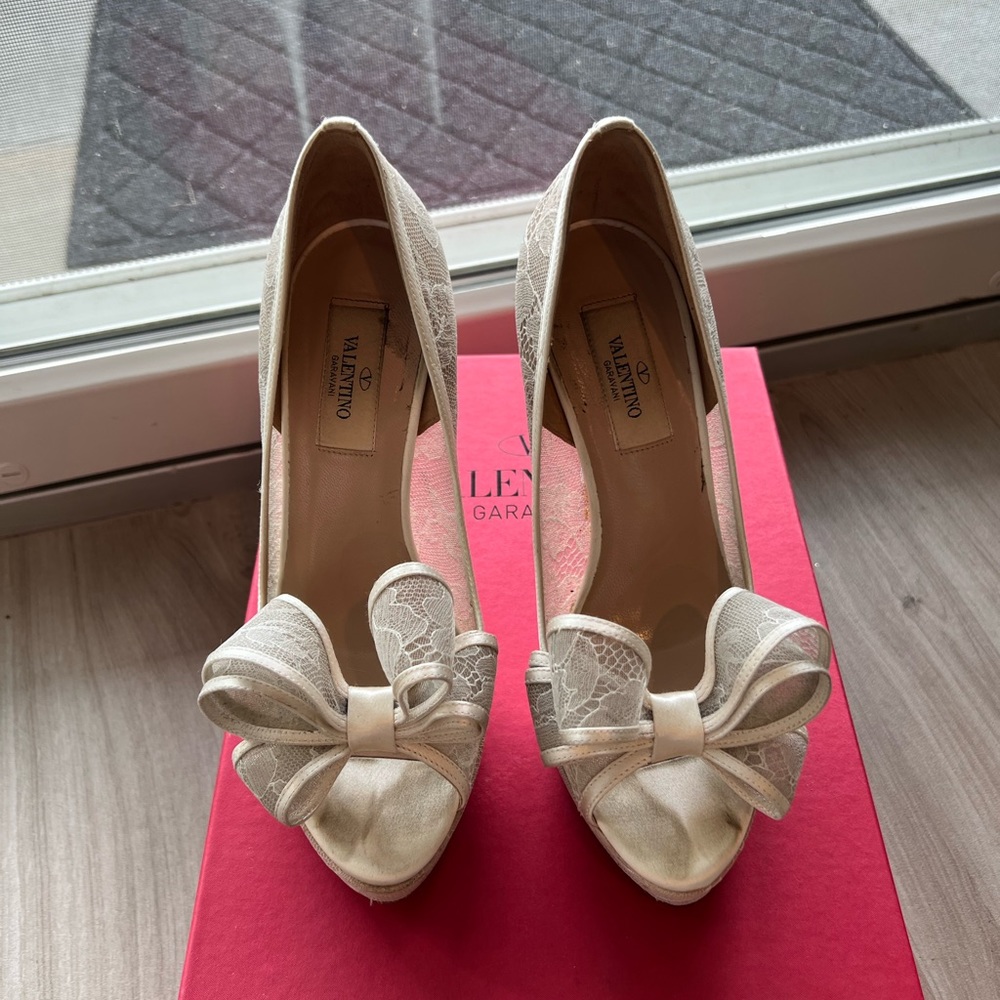 Valentino lace peep-toe pumps (size 36.5)